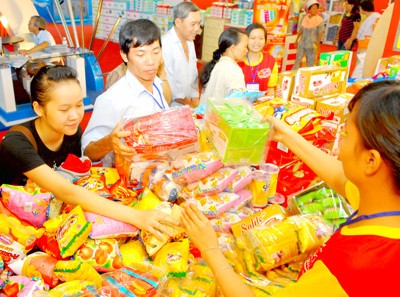 Customers buying Vietnamese goods at the Cho Lon Fair. (PhHoto:SGGP)